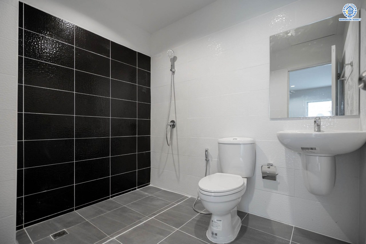 บ้านมือสองตกแต่งใหม่ โครงการ ซอยวัดกำแพง14/2 พิบูลย์สงคราม ทาวน์โฮม 3 ชั้นพร้อมอยู่ เนื้อที่ 19.9 ตร.ว. ฟังก์ชัน 4 ห้องนอน 3 ห้องน้ำ จอดรถได้ 1 คัน บนสุดยอดทำเล! เชื่อมถนนพิบูลย์สงคราม, วงศ์สว่าง, นครอินทร์ และติวานนท์ ใกล้จุดขึ้นทางด่วนศรีรัช-วงแหวนรอบนอก และรถไฟฟ้า "สถานีแยกติวานนท์"